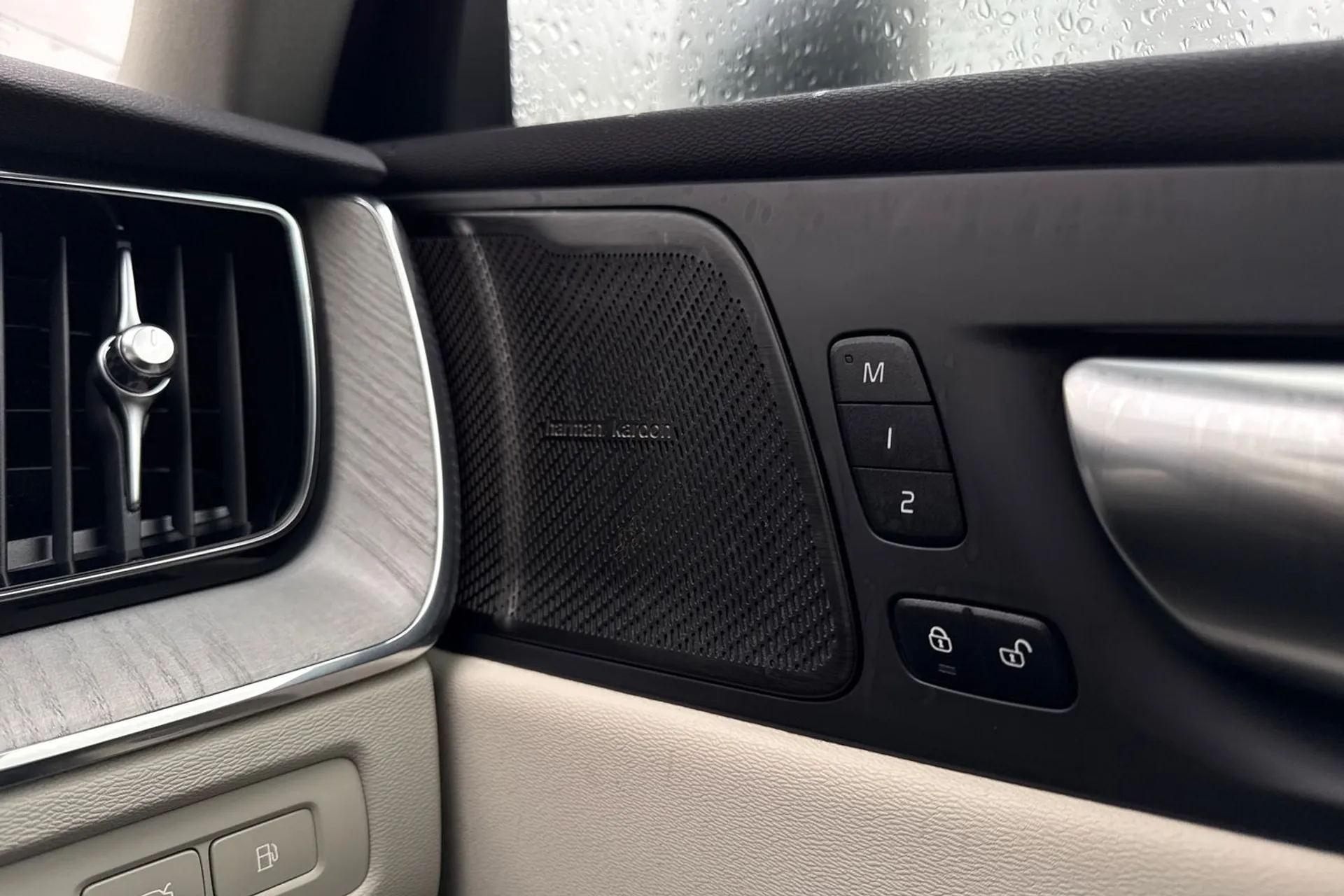 Volvo XC60 thumbnail image number 43