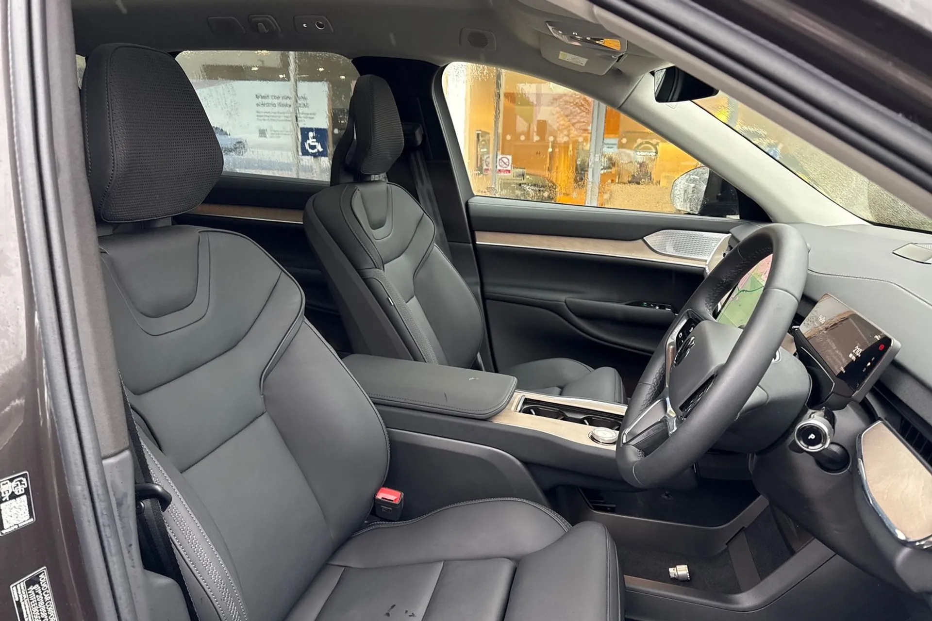 Volvo EX90 thumbnail image number 28