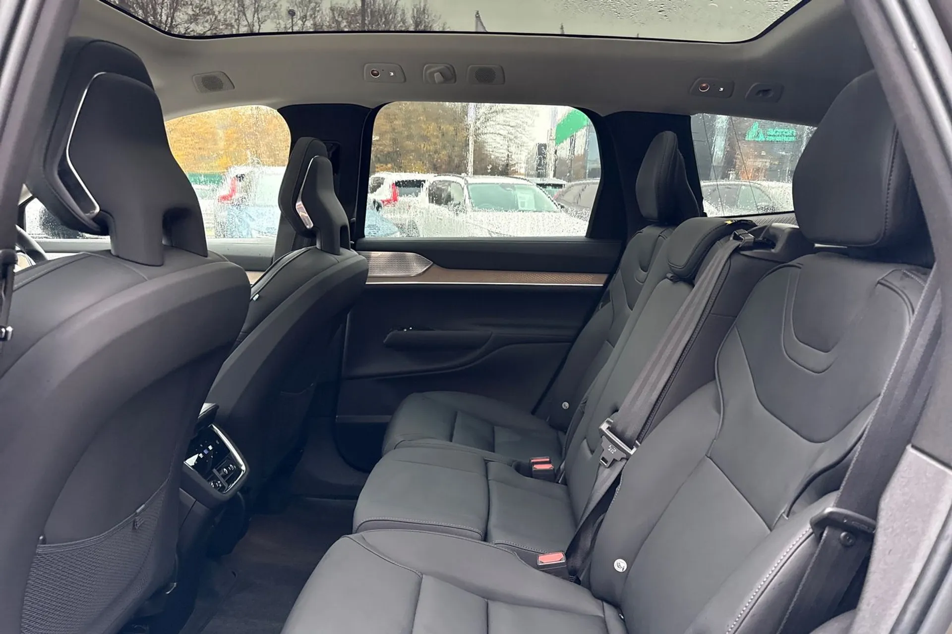 Volvo EX90 thumbnail image number 32