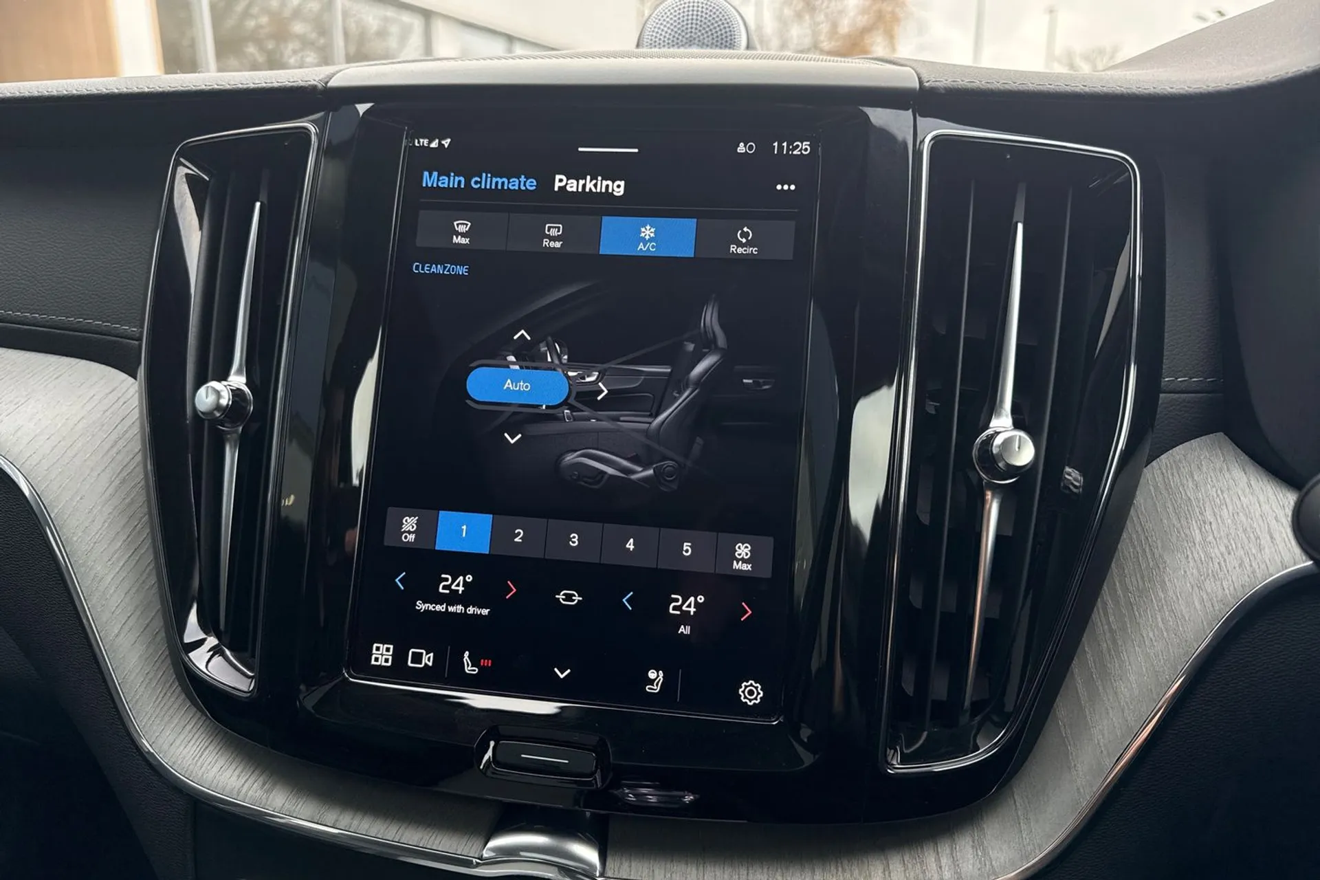 Volvo XC60 thumbnail image number 38