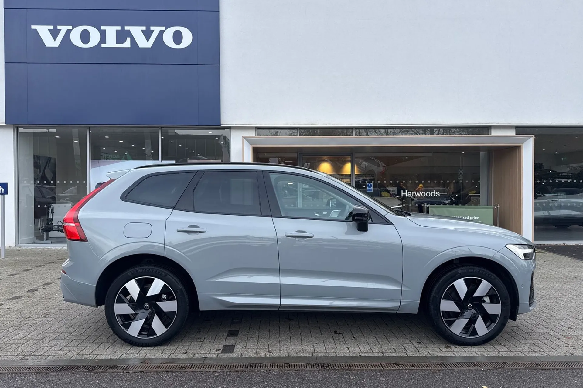 Volvo XC60 thumbnail image number 2
