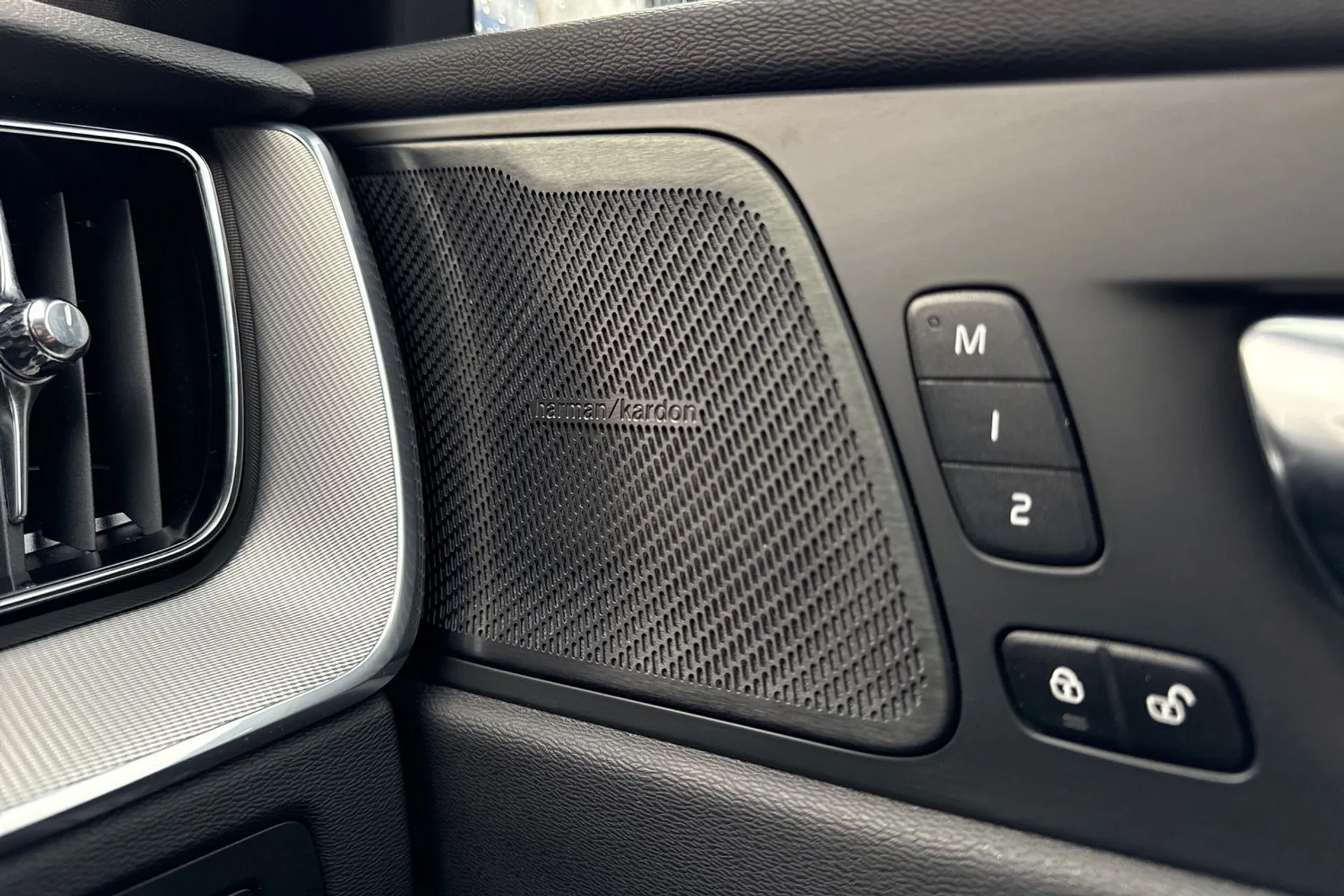 Volvo XC60 thumbnail image number 44