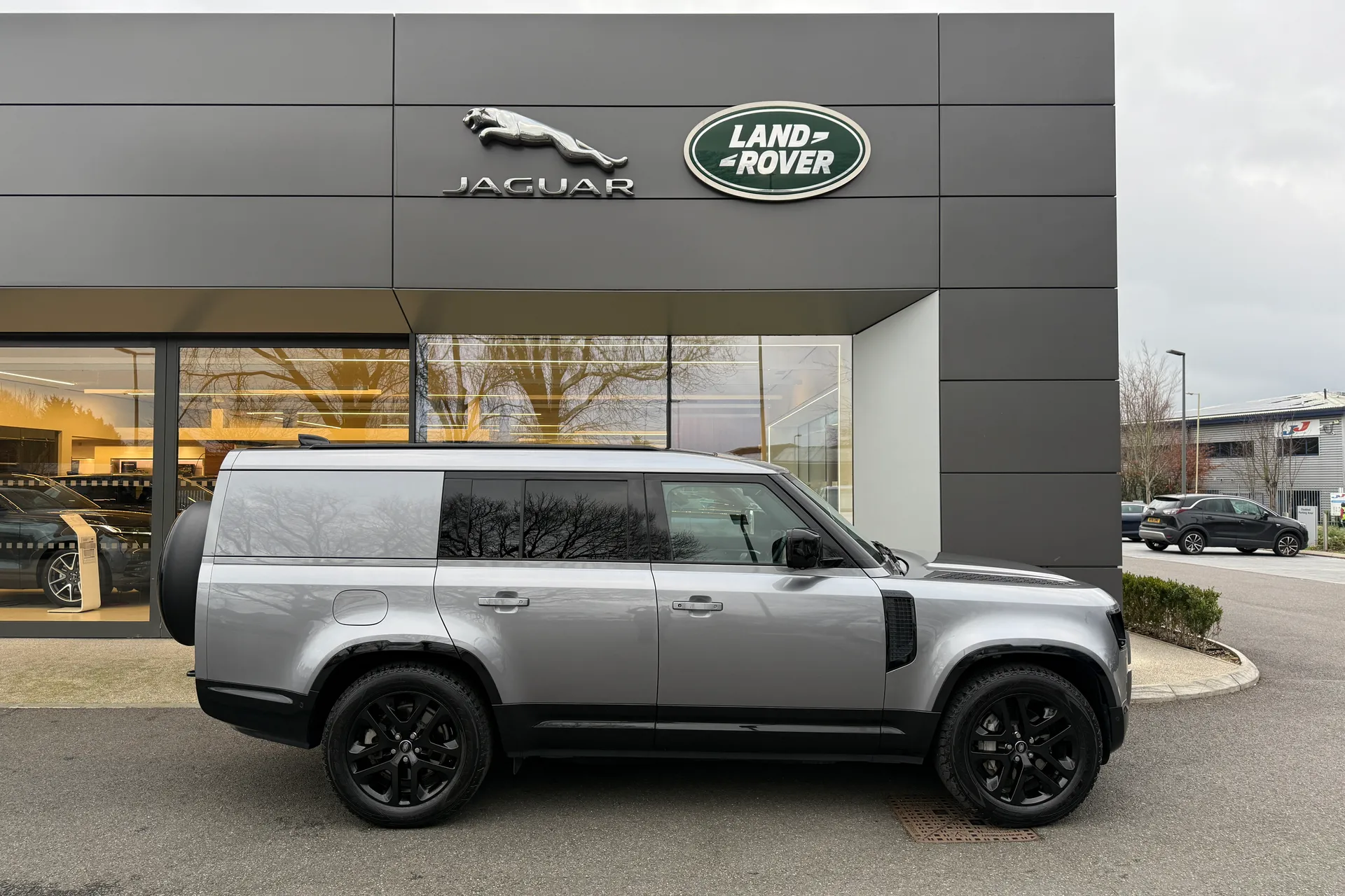 LAND ROVER DEFENDER thumbnail image number 2