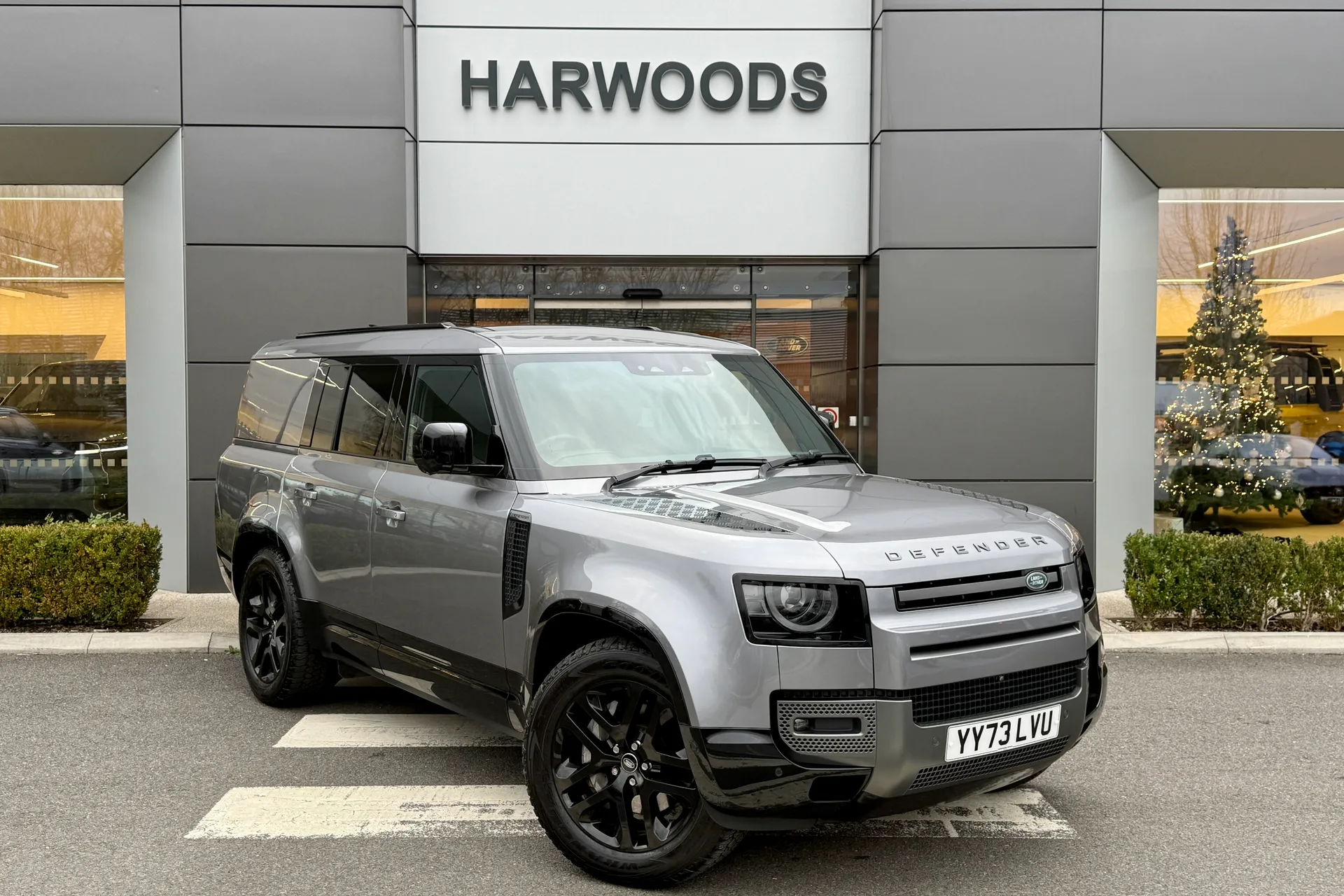 LAND ROVER DEFENDER focused image