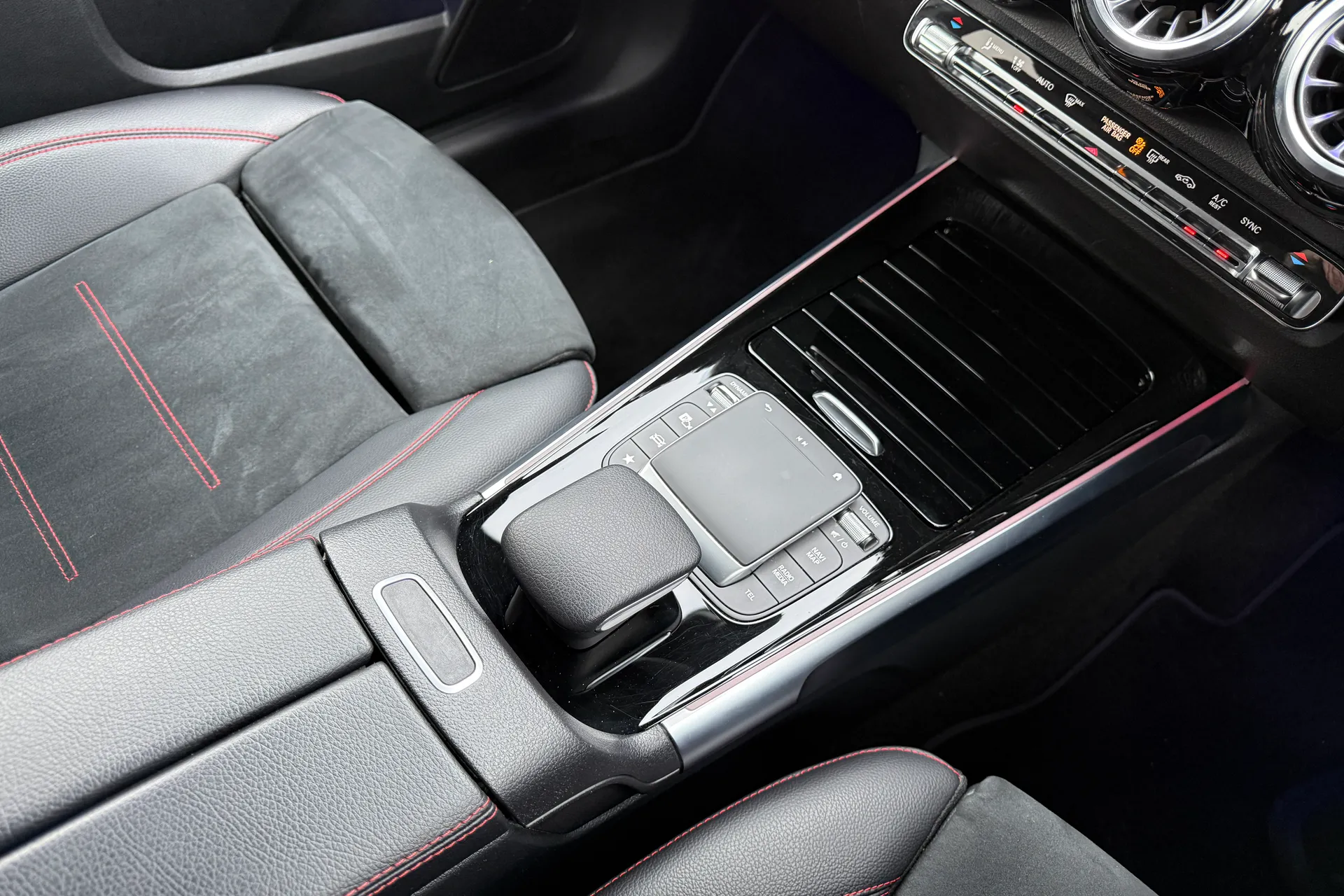 MERCEDES-BENZ GLB thumbnail image number 42