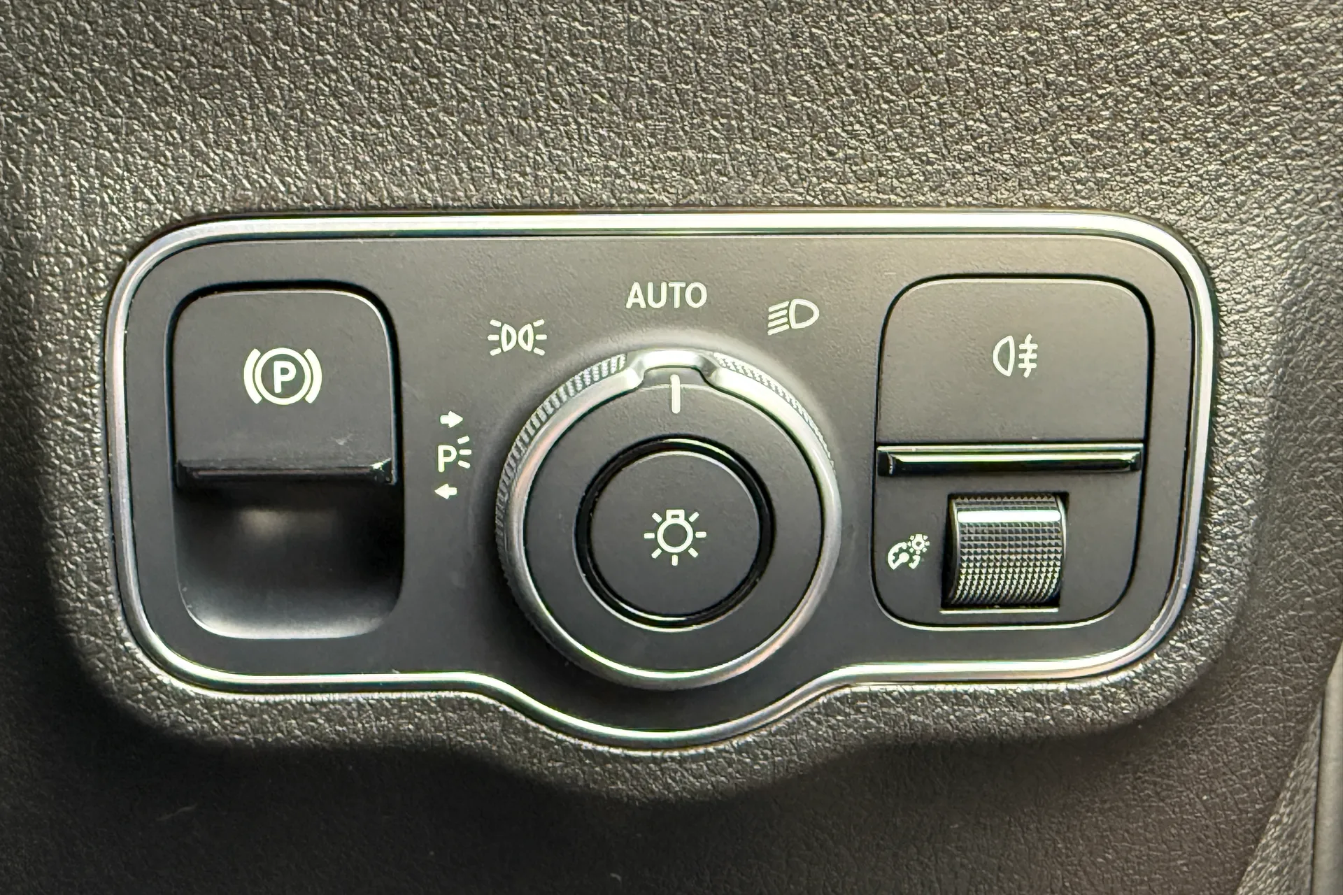 MERCEDES-BENZ GLB thumbnail image number 23