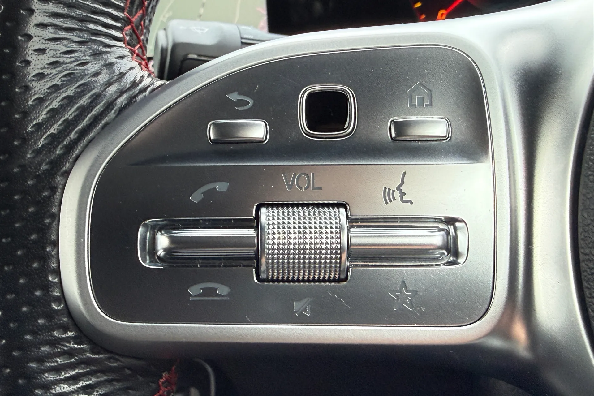 MERCEDES-BENZ GLB thumbnail image number 21