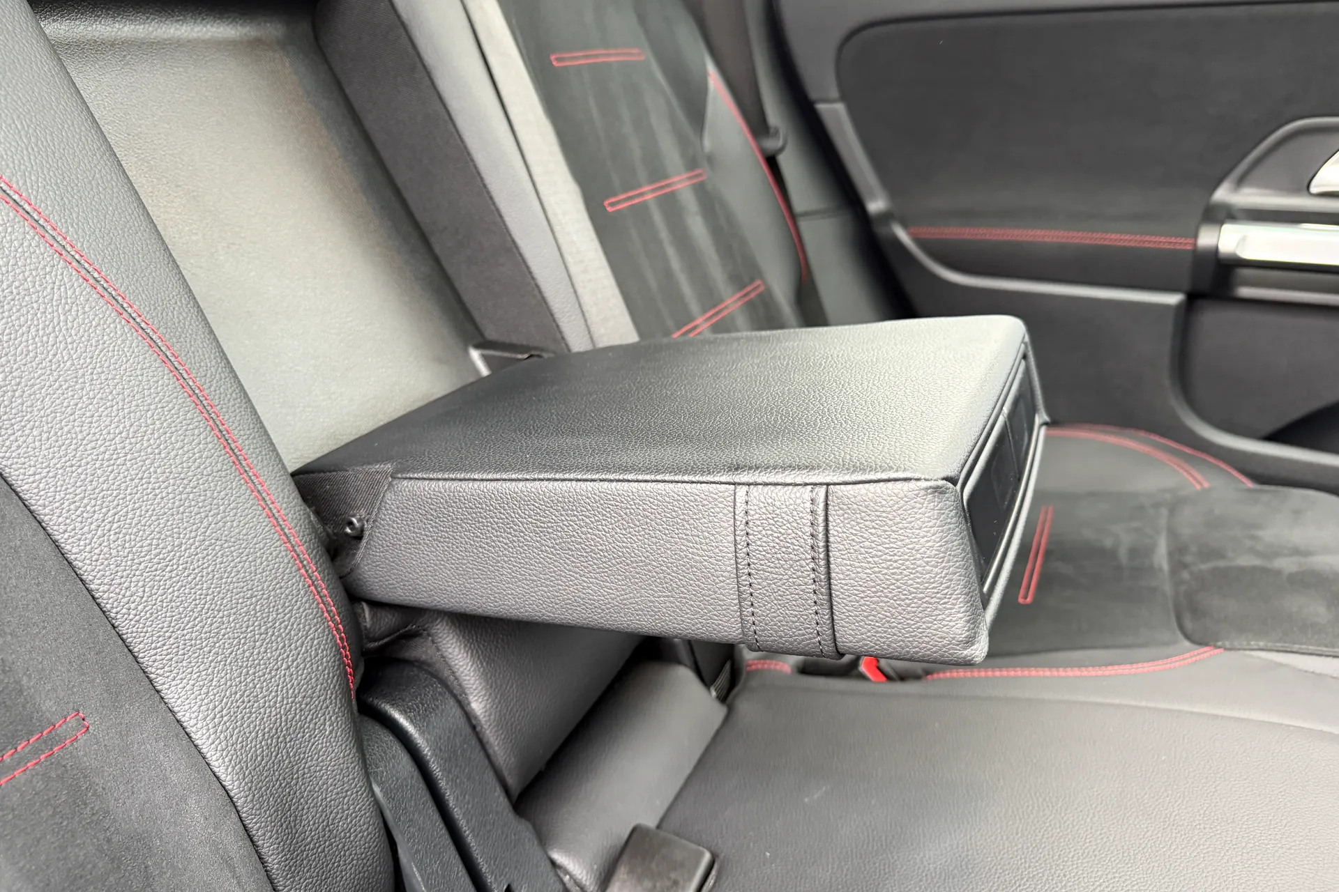 MERCEDES-BENZ GLB thumbnail image number 48