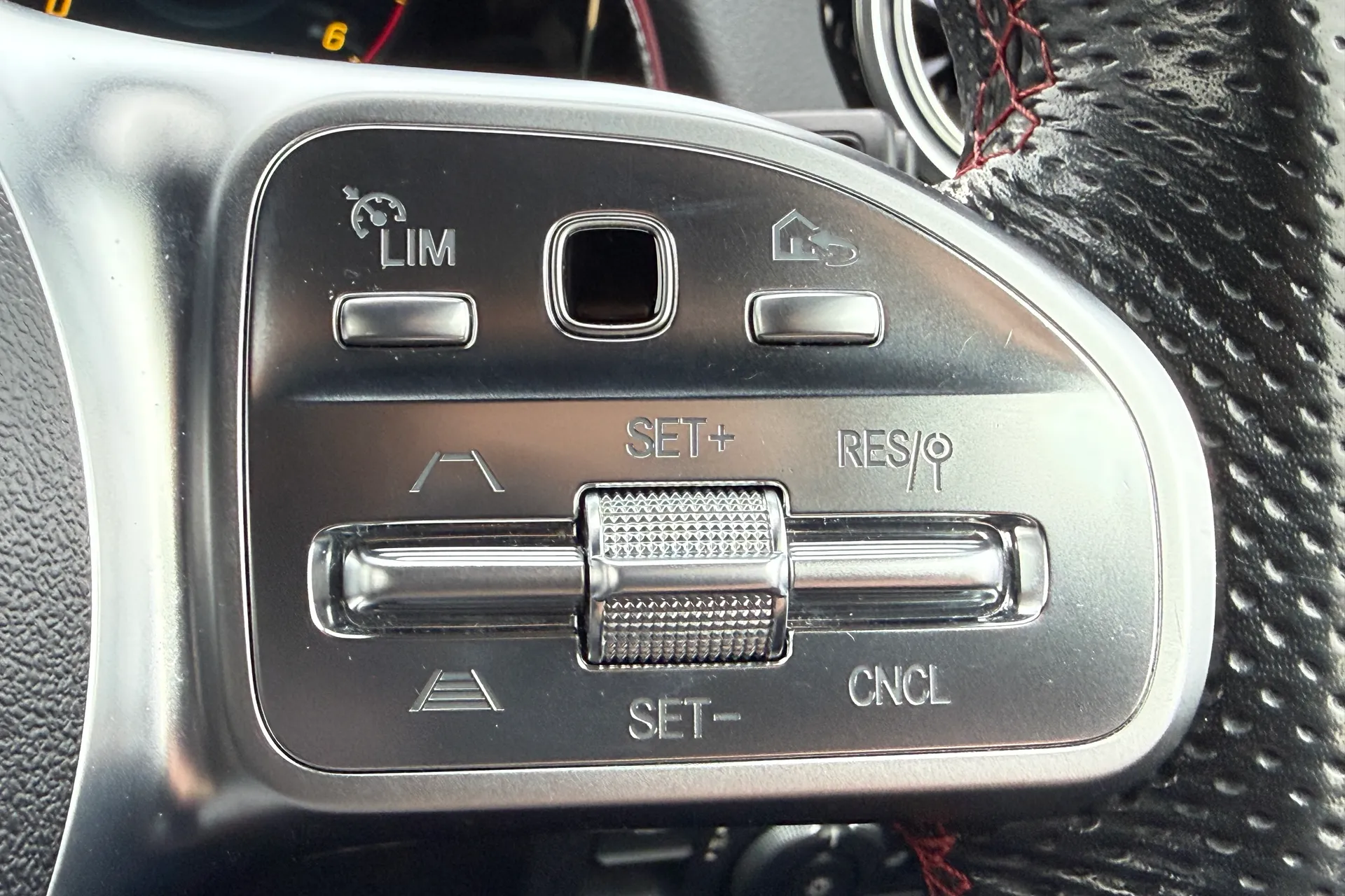 MERCEDES-BENZ GLB thumbnail image number 22