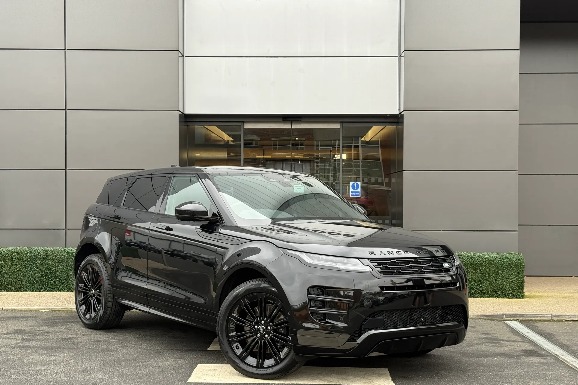 LAND ROVER RANGE ROVER EVOQUE focused image