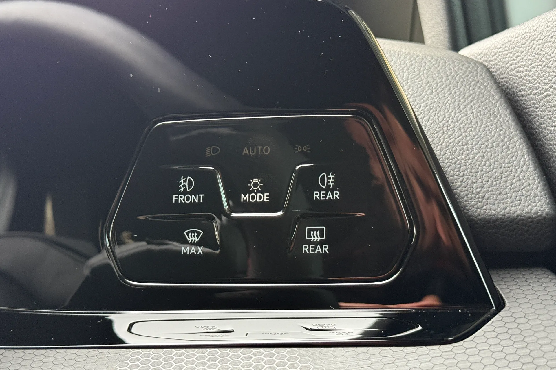 VOLKSWAGEN GOLF thumbnail image number 18