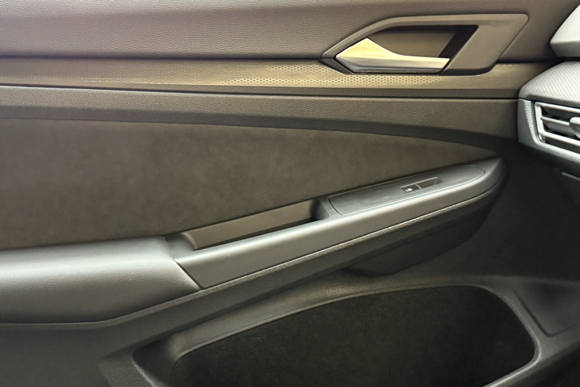 VOLKSWAGEN GOLF thumbnail image number 28