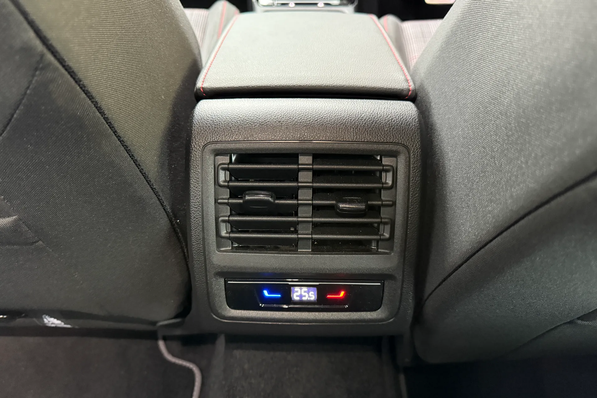 VOLKSWAGEN GOLF thumbnail image number 39