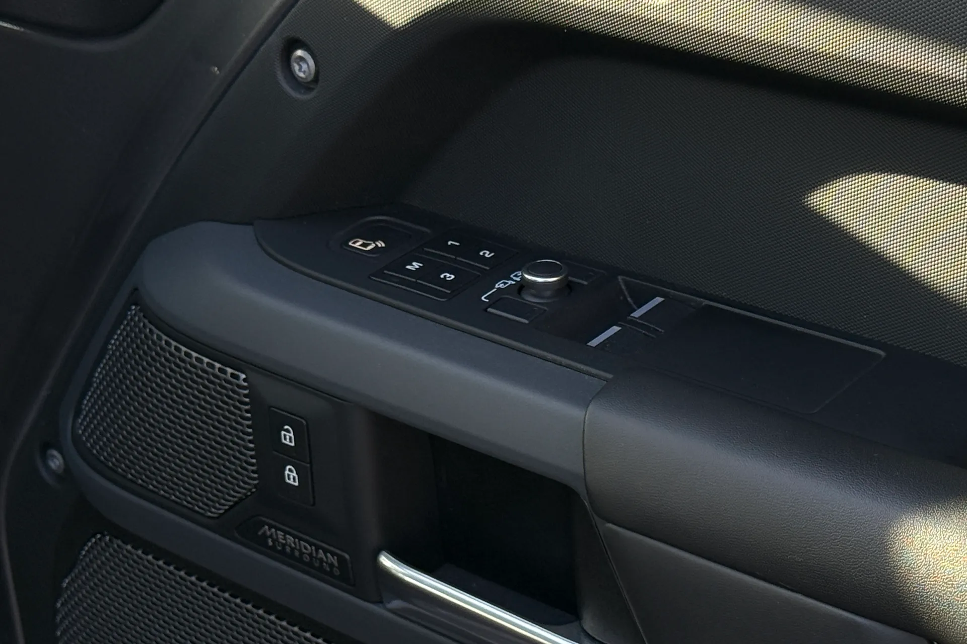 LAND ROVER DEFENDER thumbnail image number 30