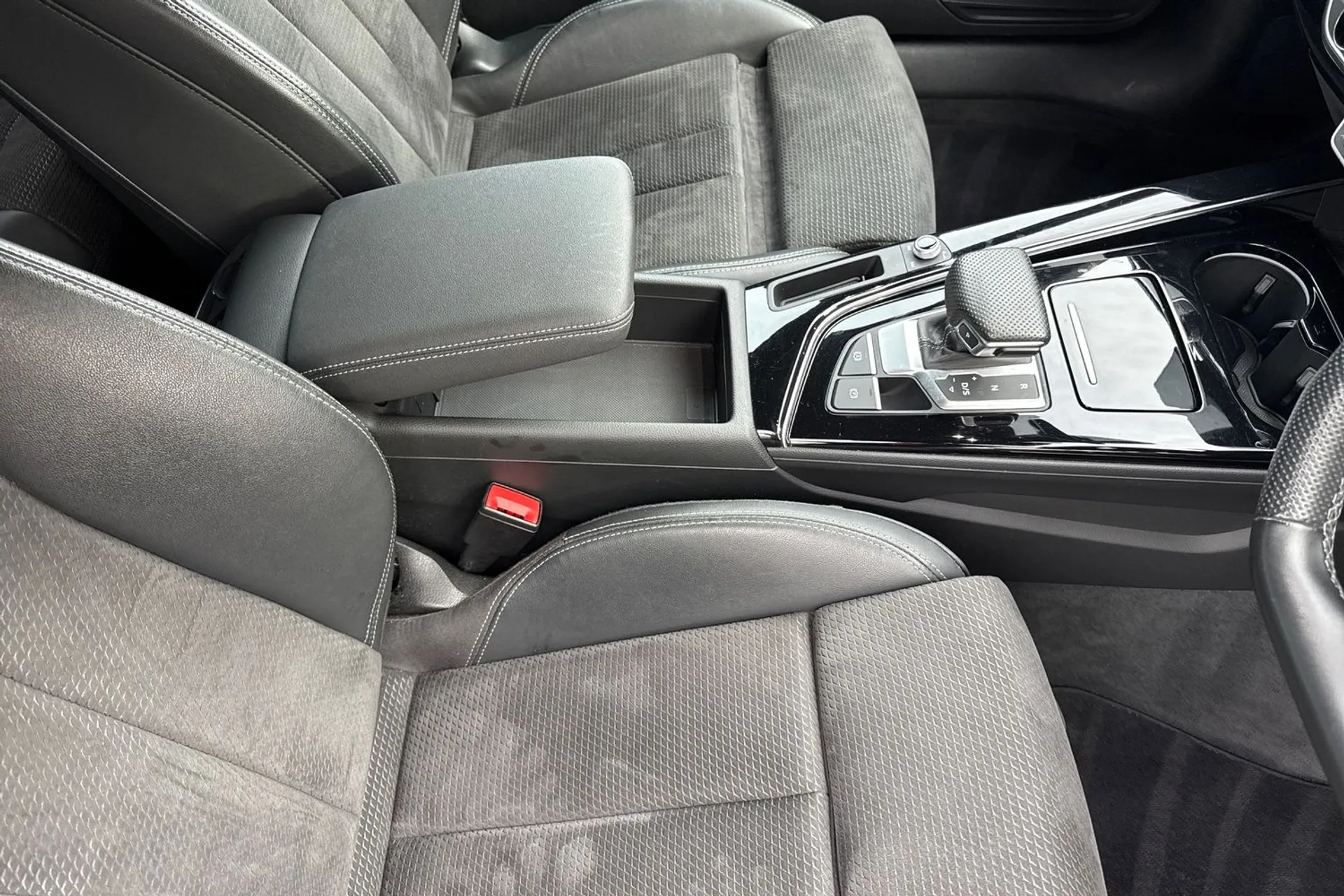 Audi A4 thumbnail image number 42