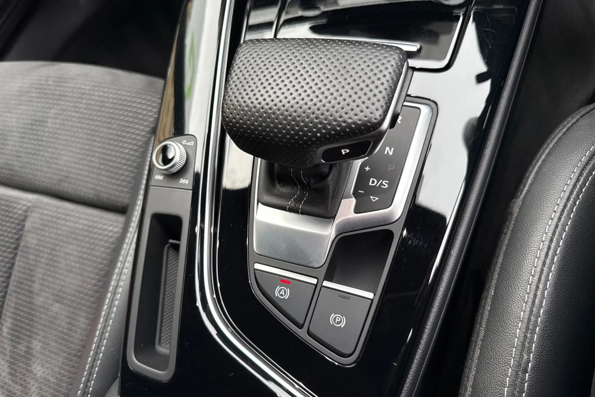 Audi A4 thumbnail image number 51