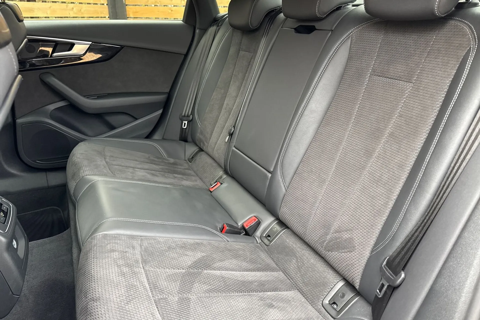 Audi A4 thumbnail image number 32