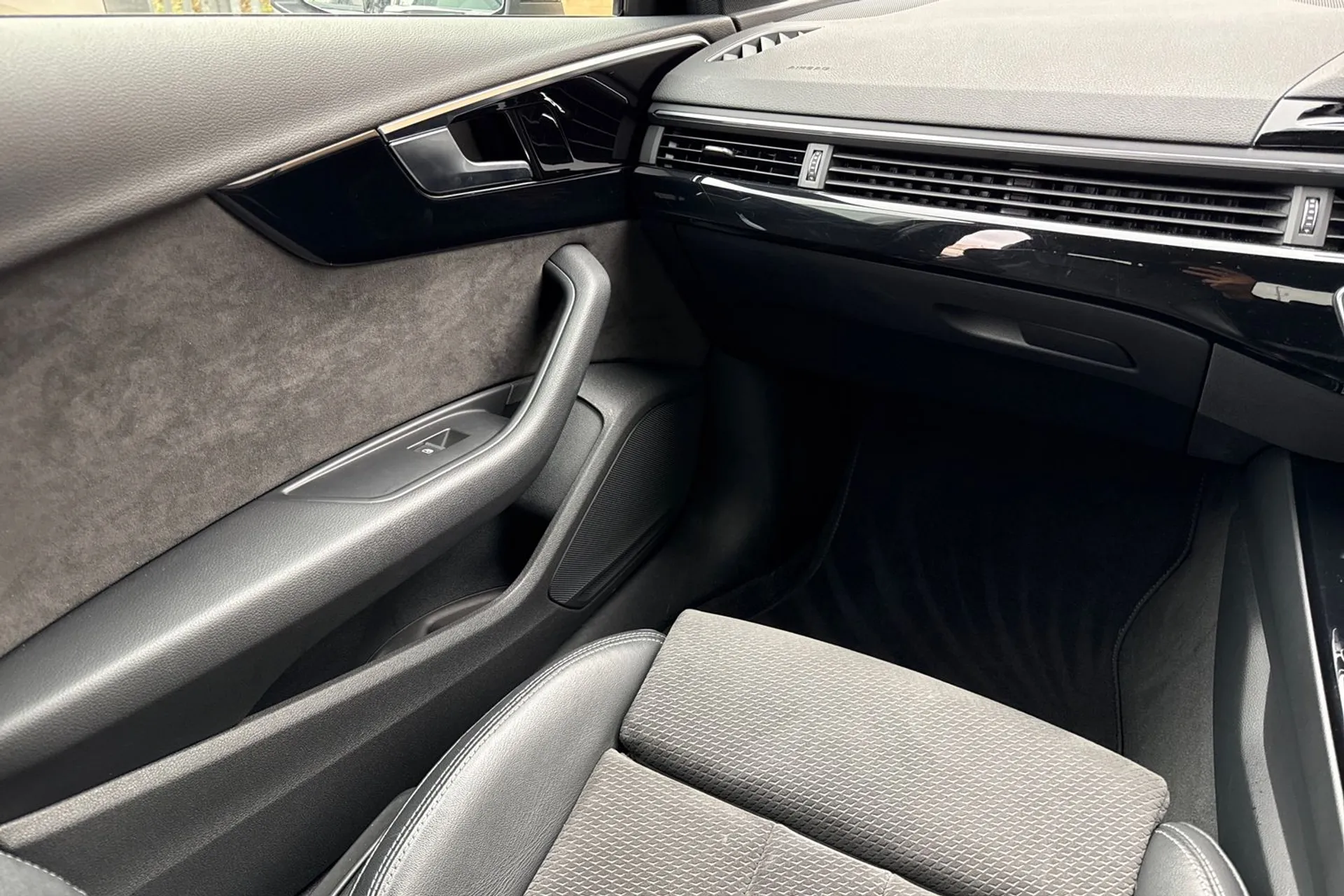 Audi A4 thumbnail image number 35