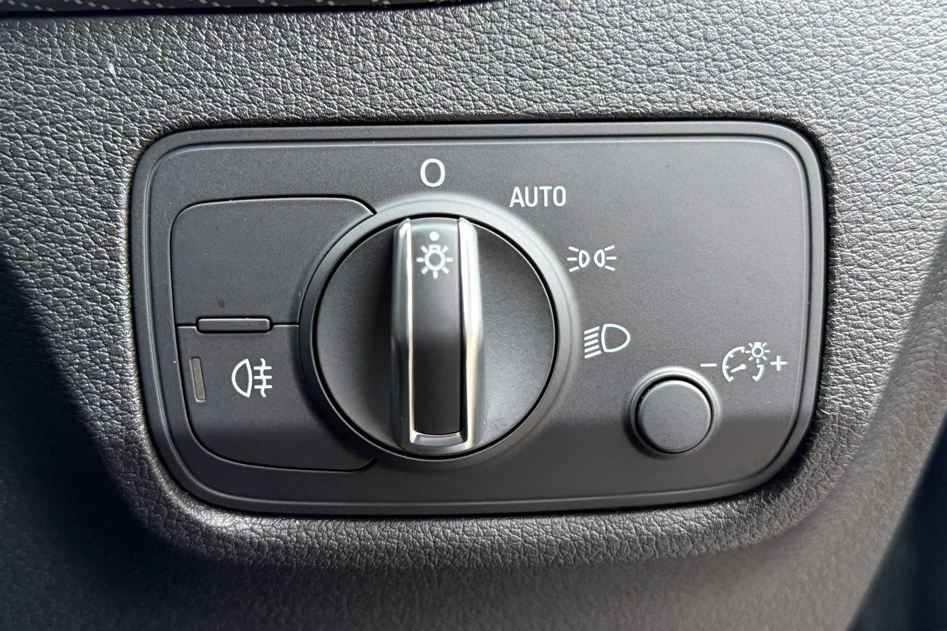 Audi Q2 thumbnail image number 21