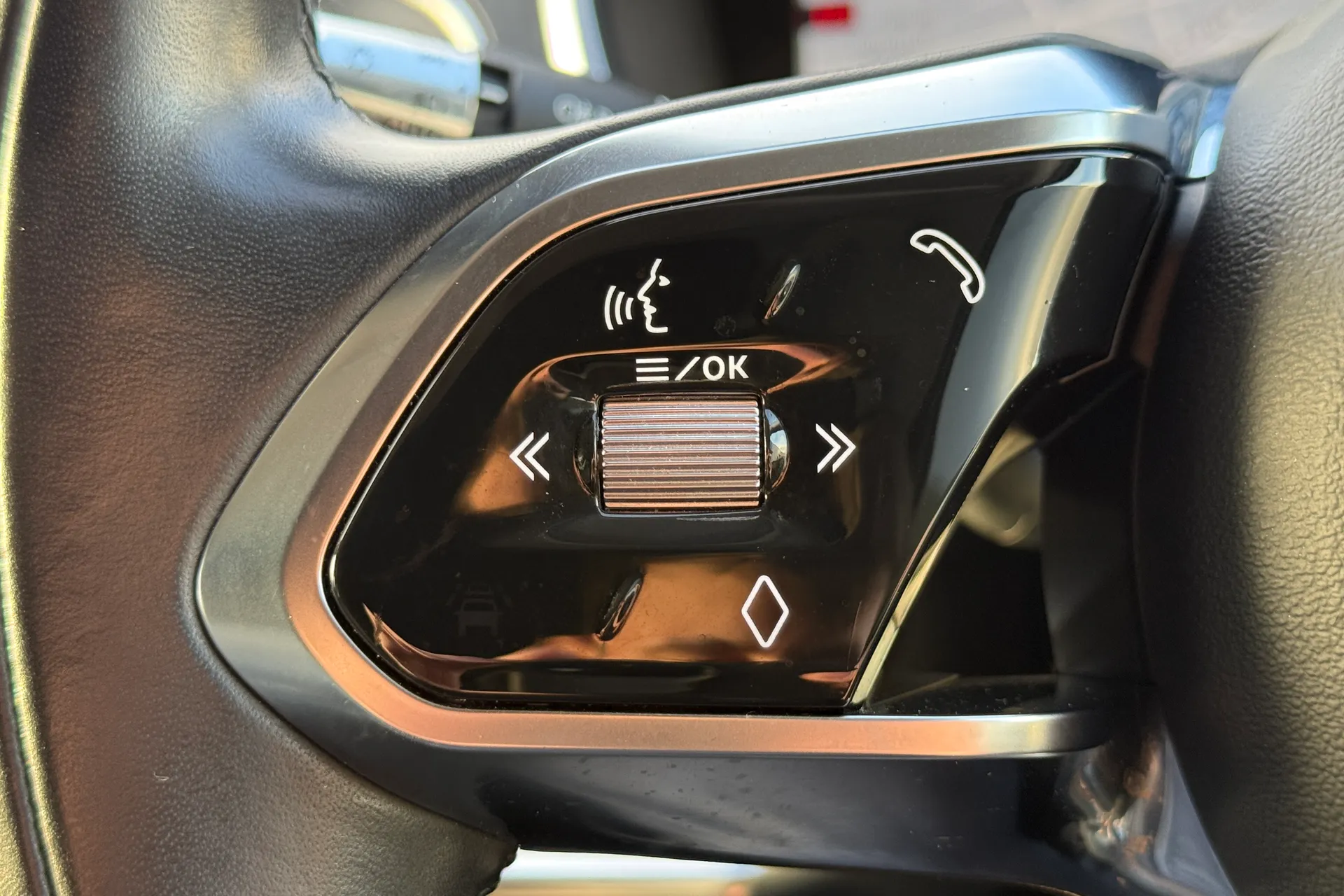 Jaguar I-PACE thumbnail image number 24