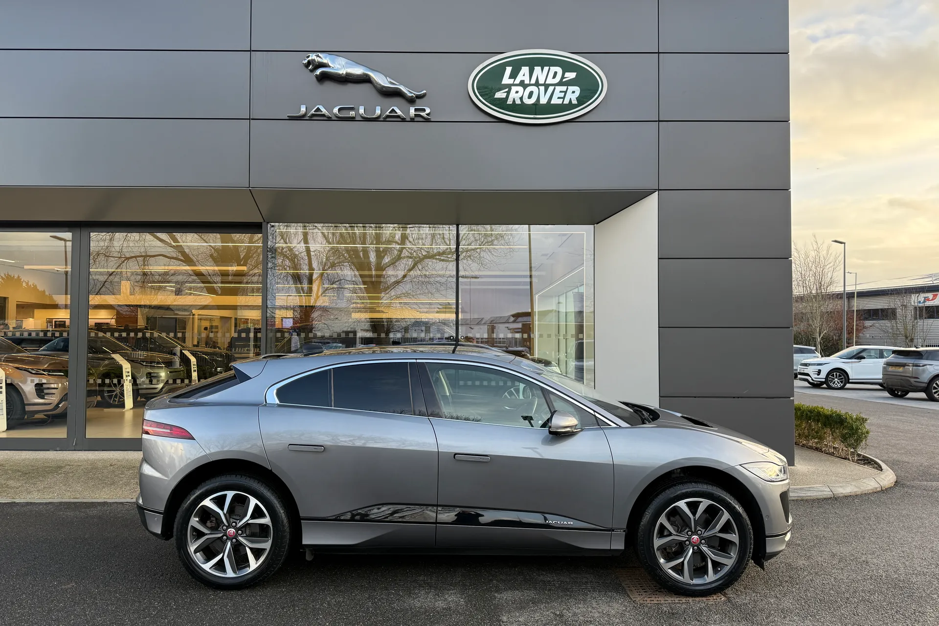 Jaguar I-PACE thumbnail image number 2