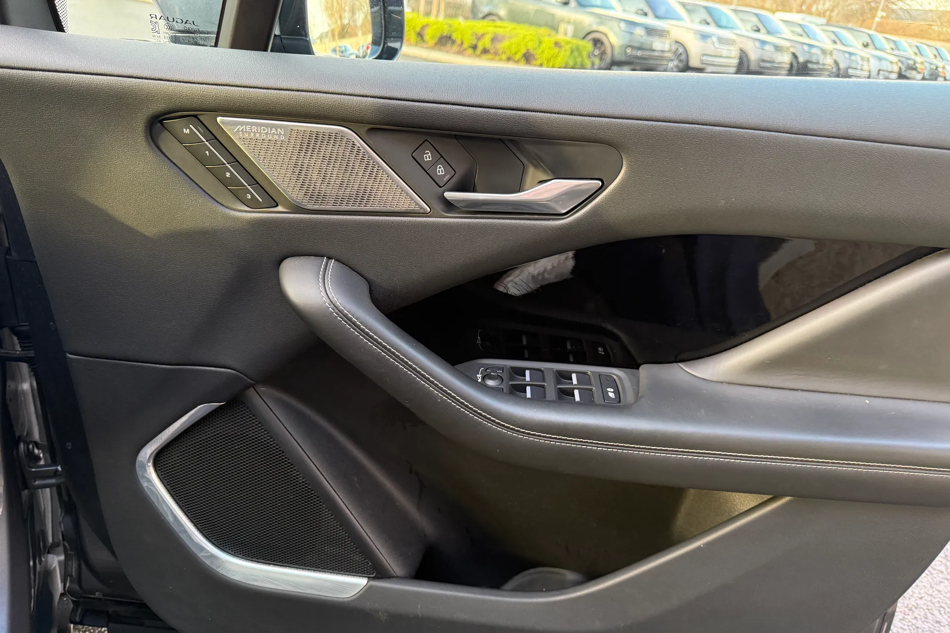 Jaguar I-PACE thumbnail image number 45