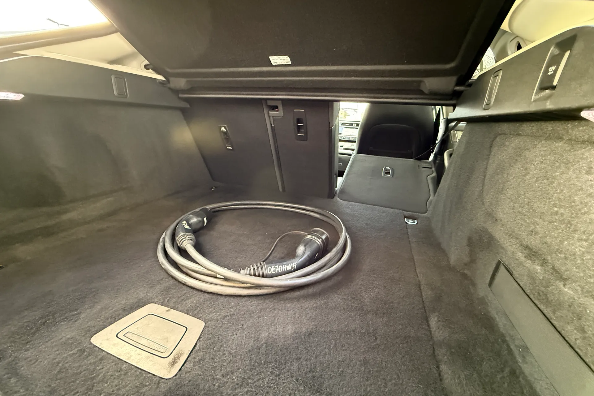 Jaguar I-PACE thumbnail image number 38