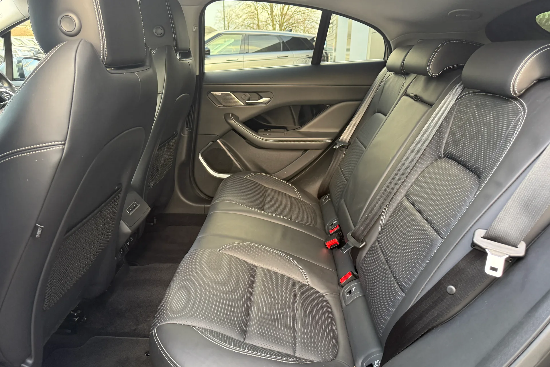 Jaguar I-PACE thumbnail image number 43