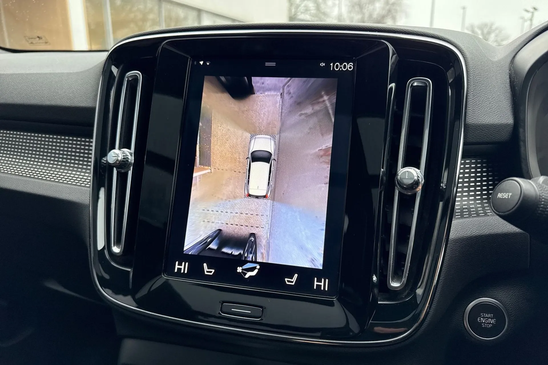 Volvo XC40 thumbnail image number 4