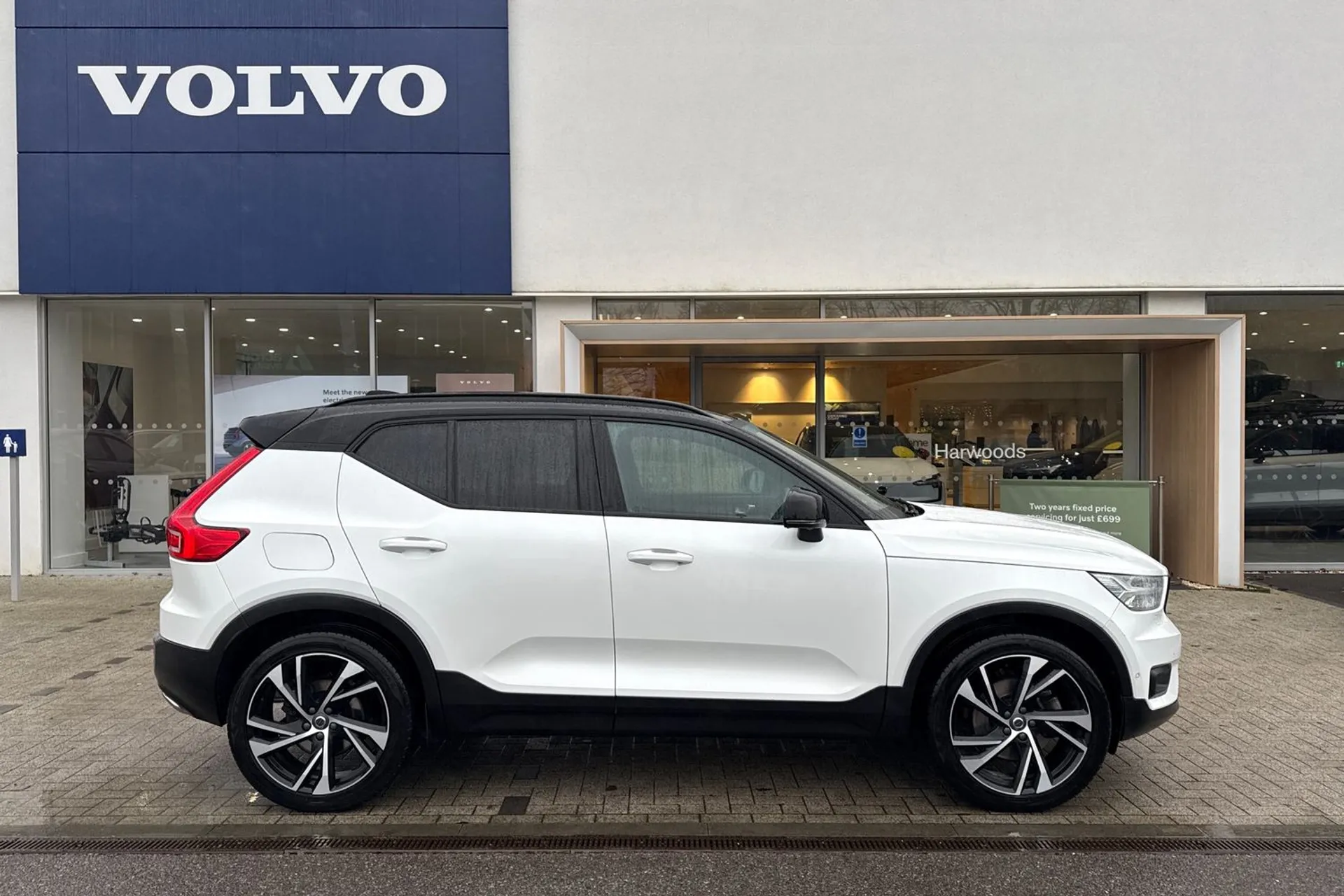 Volvo XC40 thumbnail image number 2