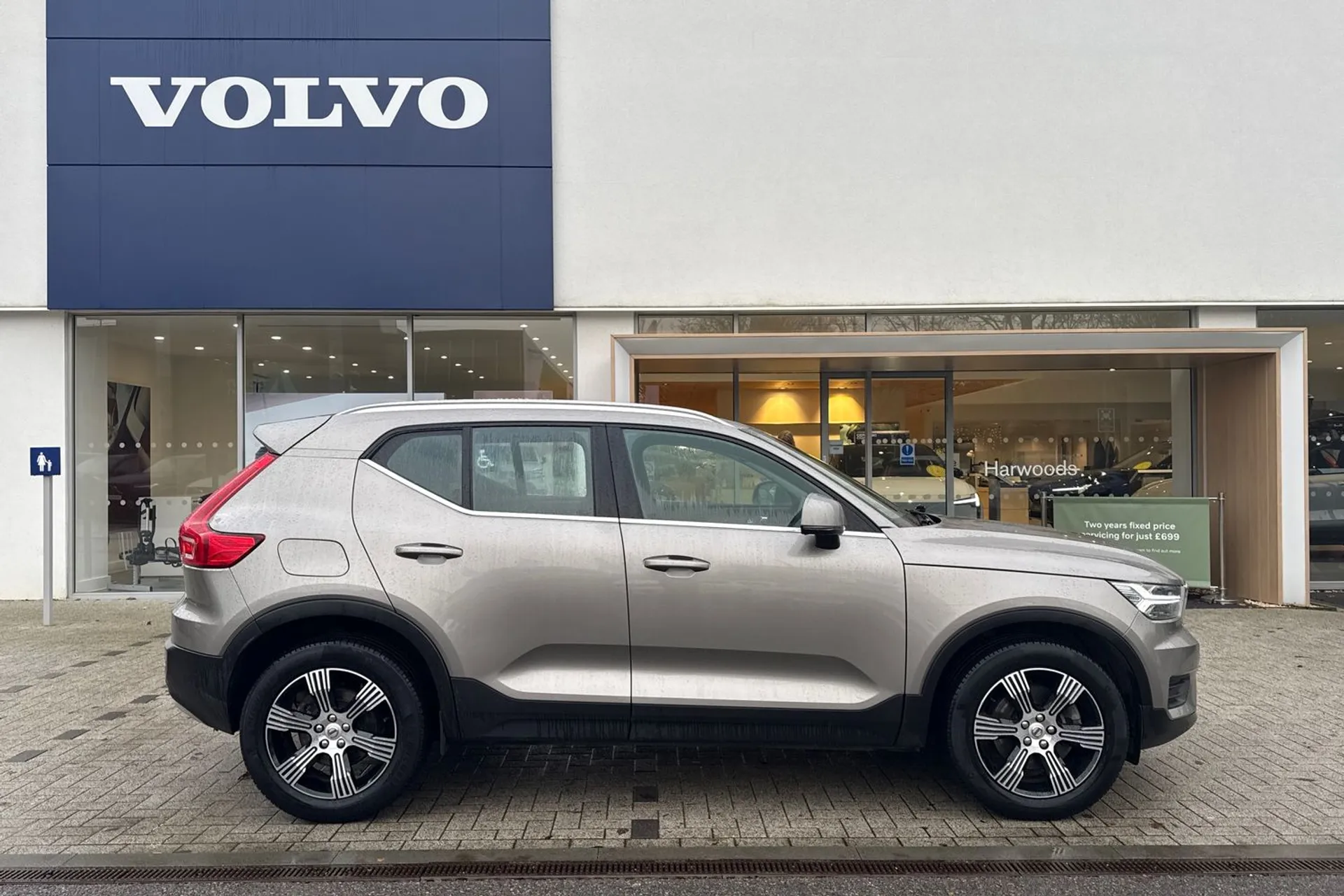 Volvo XC40 thumbnail image number 2
