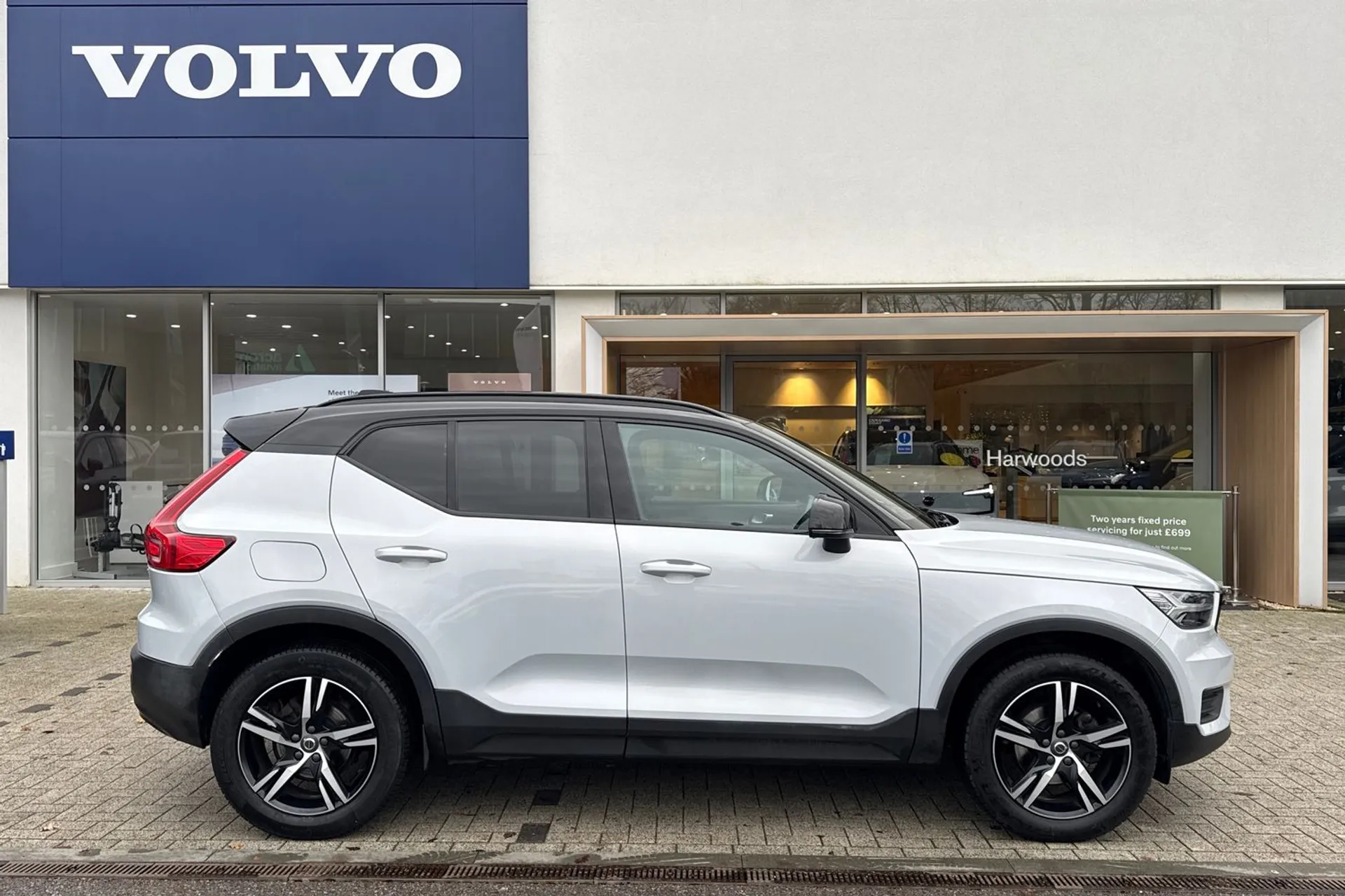 Volvo XC40 thumbnail image number 2