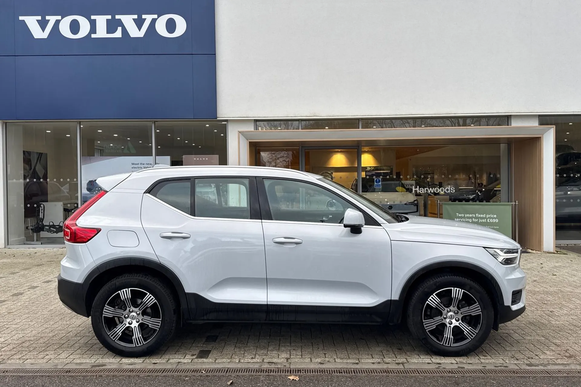 Volvo XC40 thumbnail image number 2
