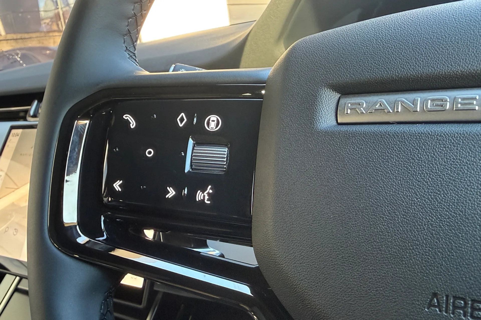 LAND ROVER RANGE ROVER EVOQUE thumbnail image number 32