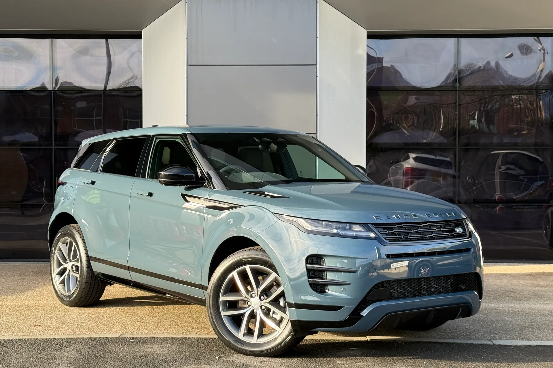 LAND ROVER RANGE ROVER EVOQUE focused image