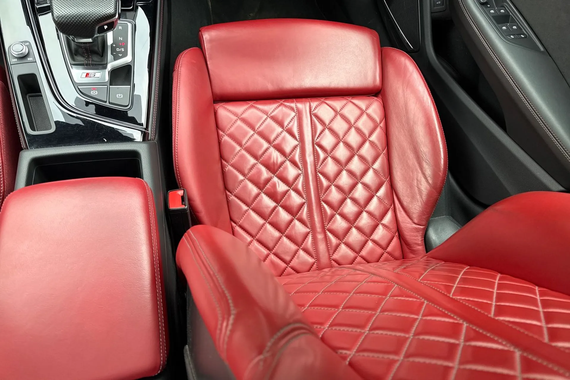 Audi A4 thumbnail image number 35