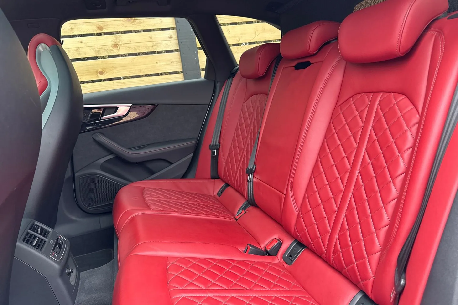 Audi A4 thumbnail image number 32