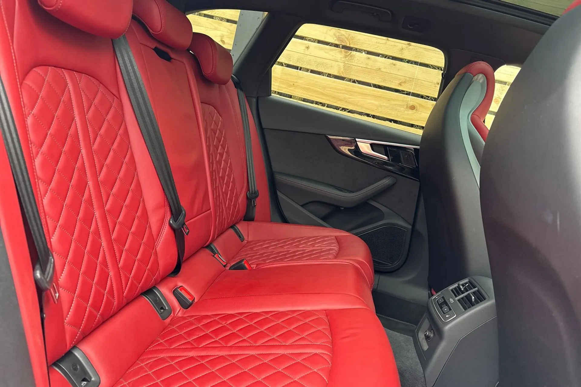 Audi A4 thumbnail image number 24