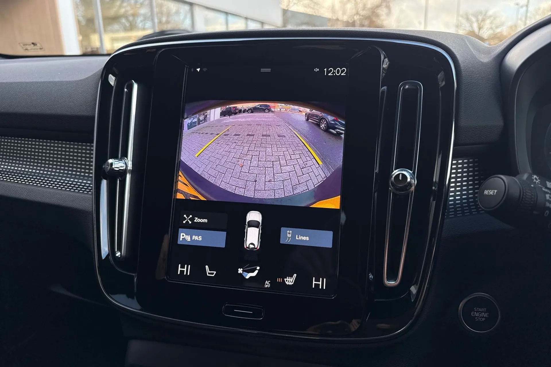 Volvo XC40 thumbnail image number 4