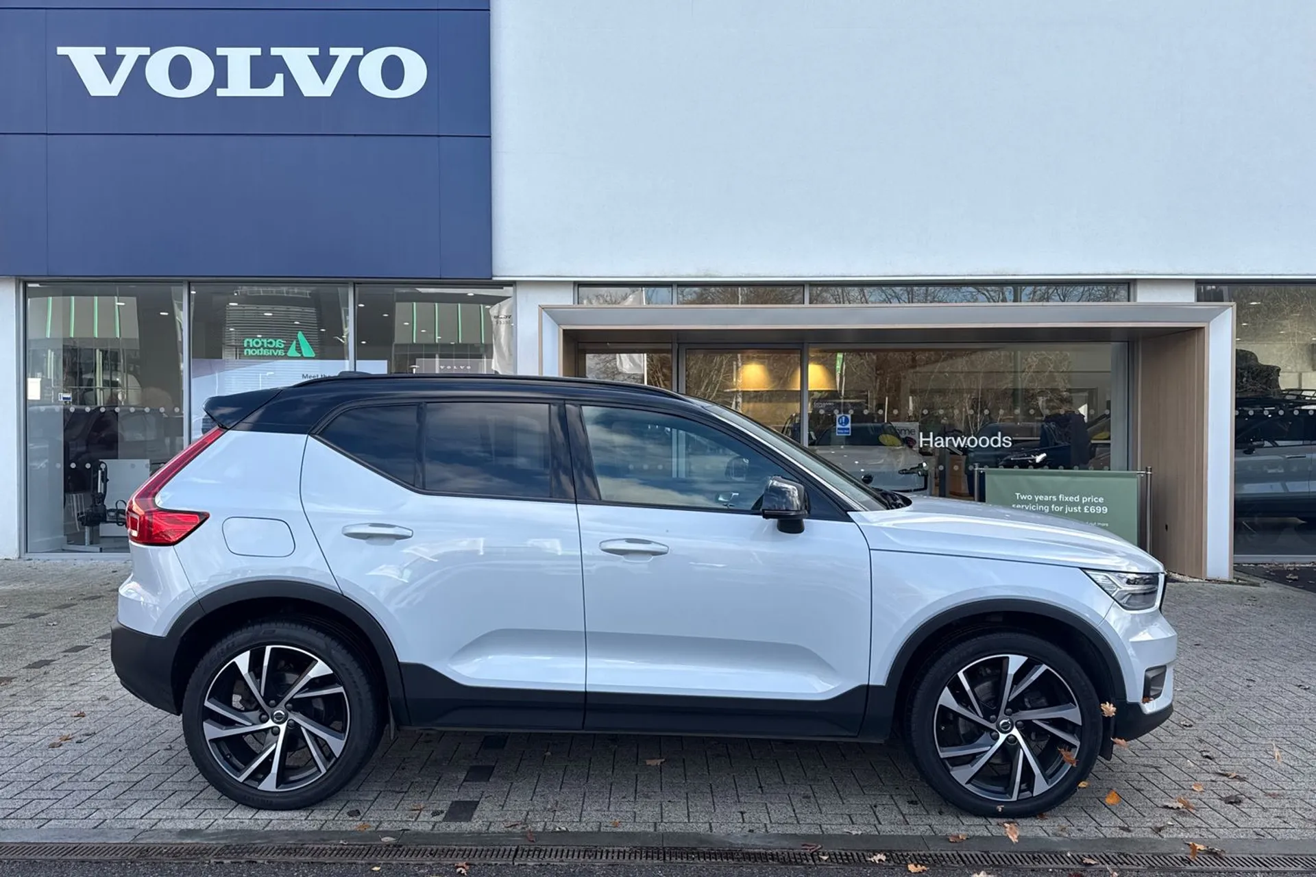 Volvo XC40 thumbnail image number 2