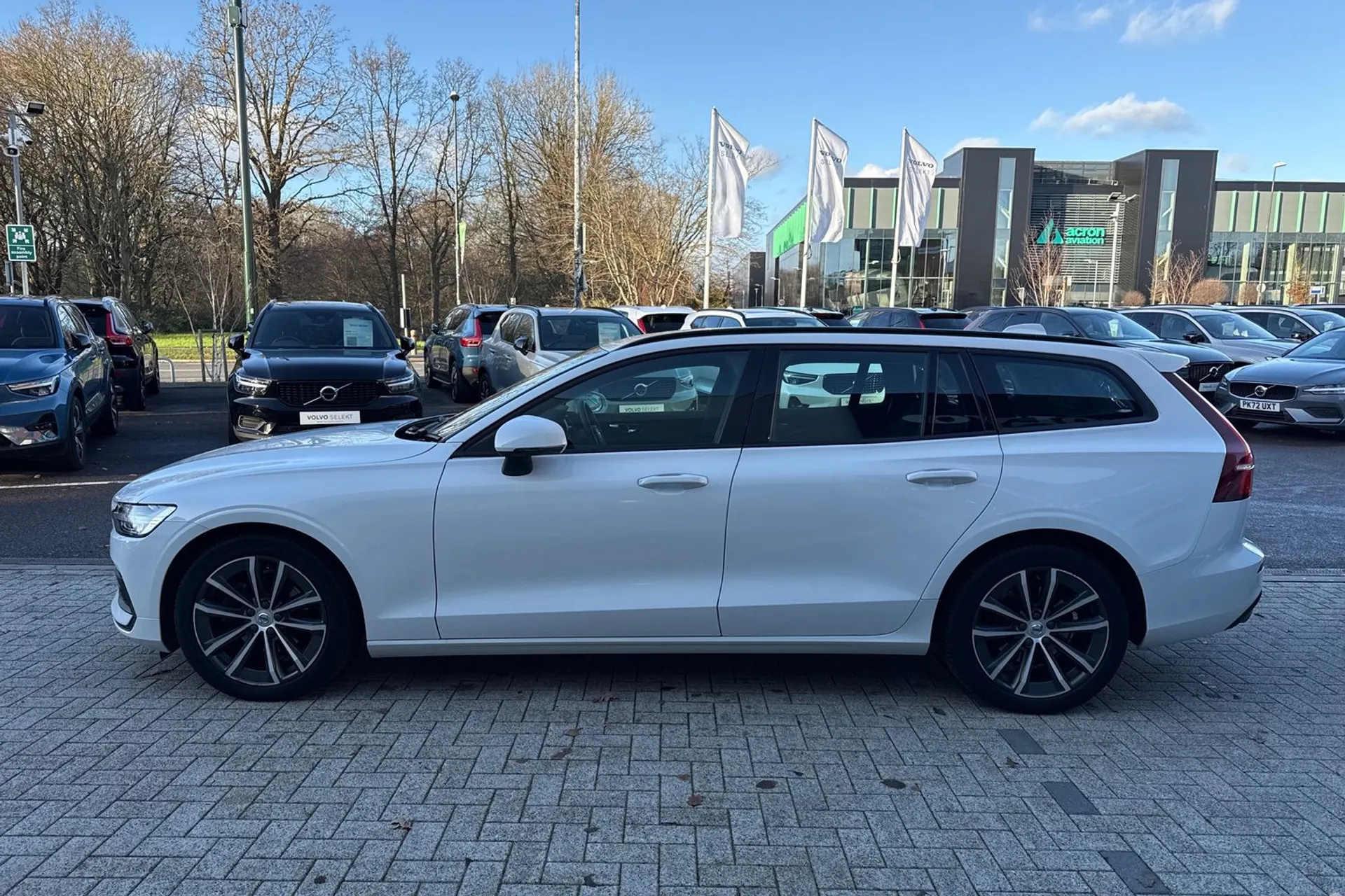 Volvo V60 thumbnail image number 2