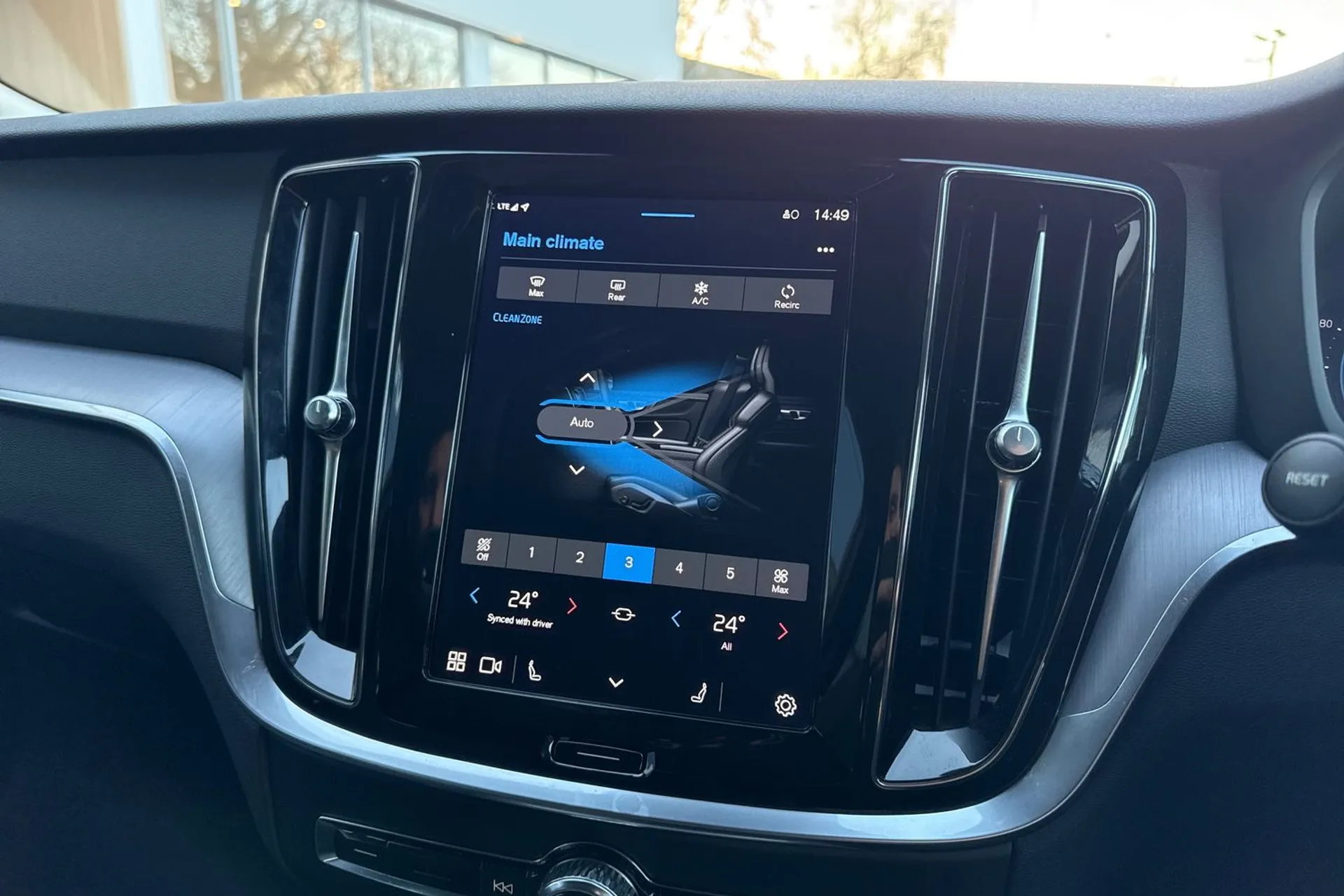 Volvo V60 thumbnail image number 36