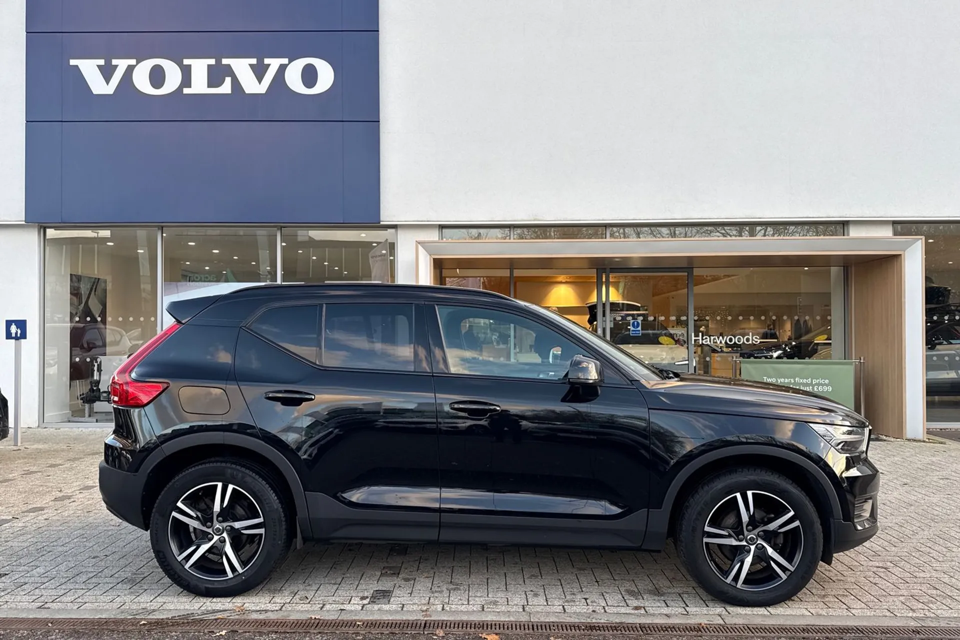 Volvo XC40 thumbnail image number 2