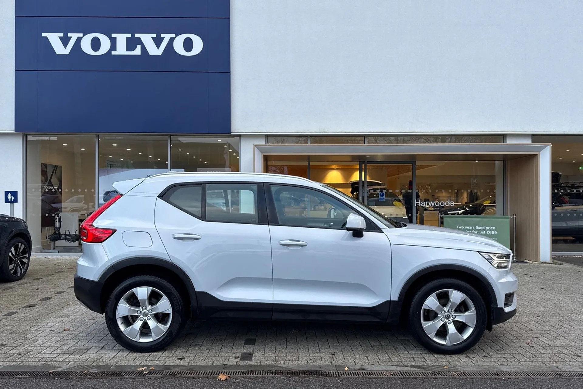 Volvo XC40 thumbnail image number 2