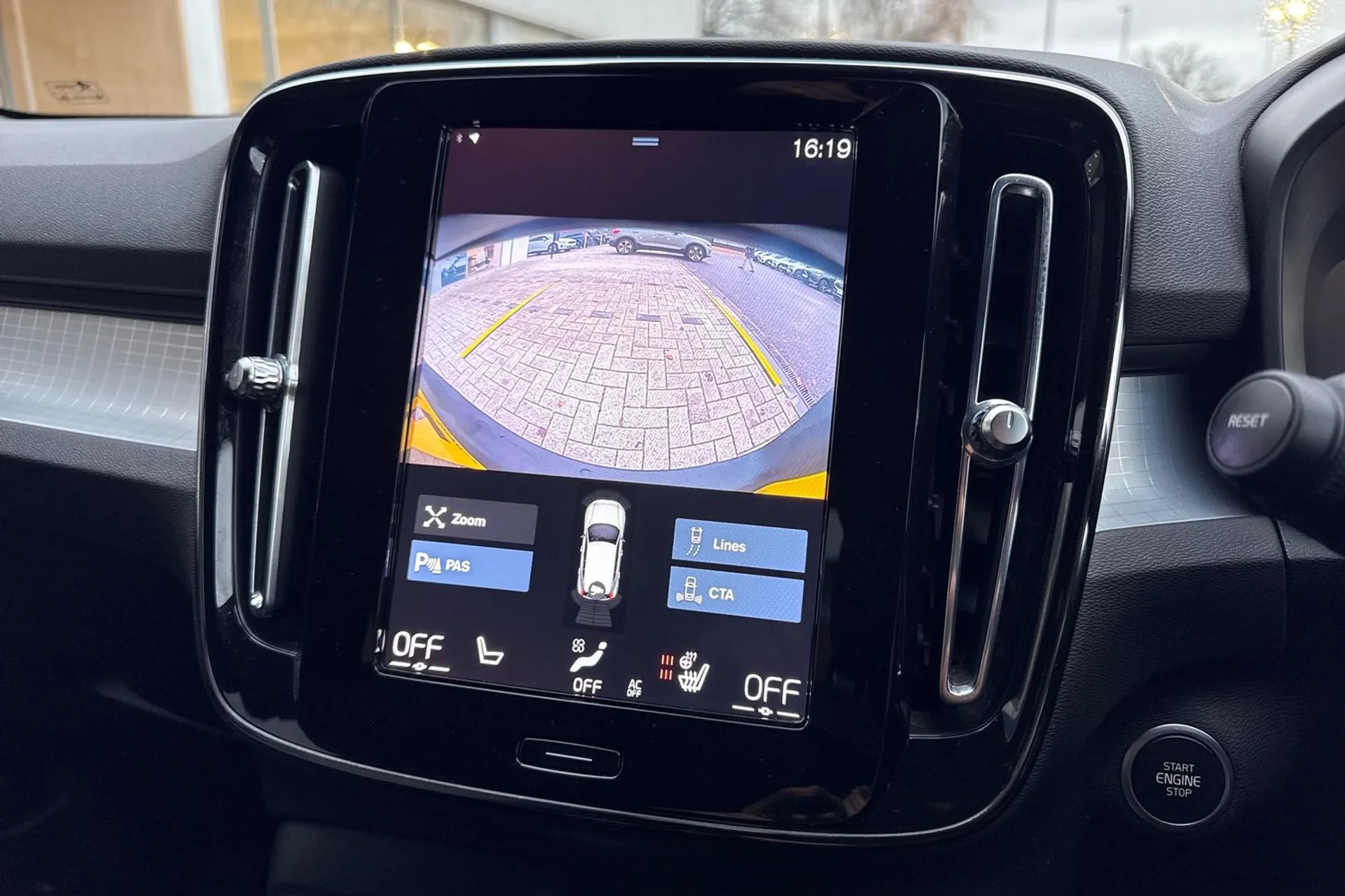 Volvo XC40 thumbnail image number 4