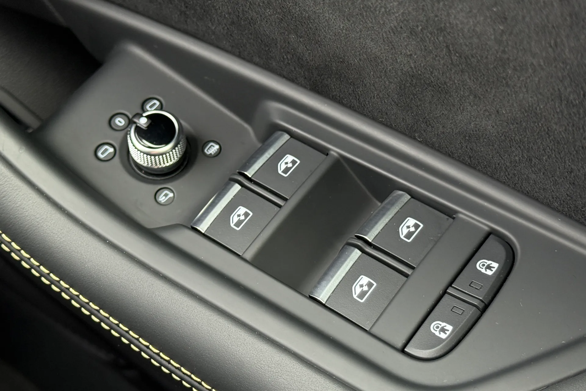 Audi RS4 thumbnail image number 25