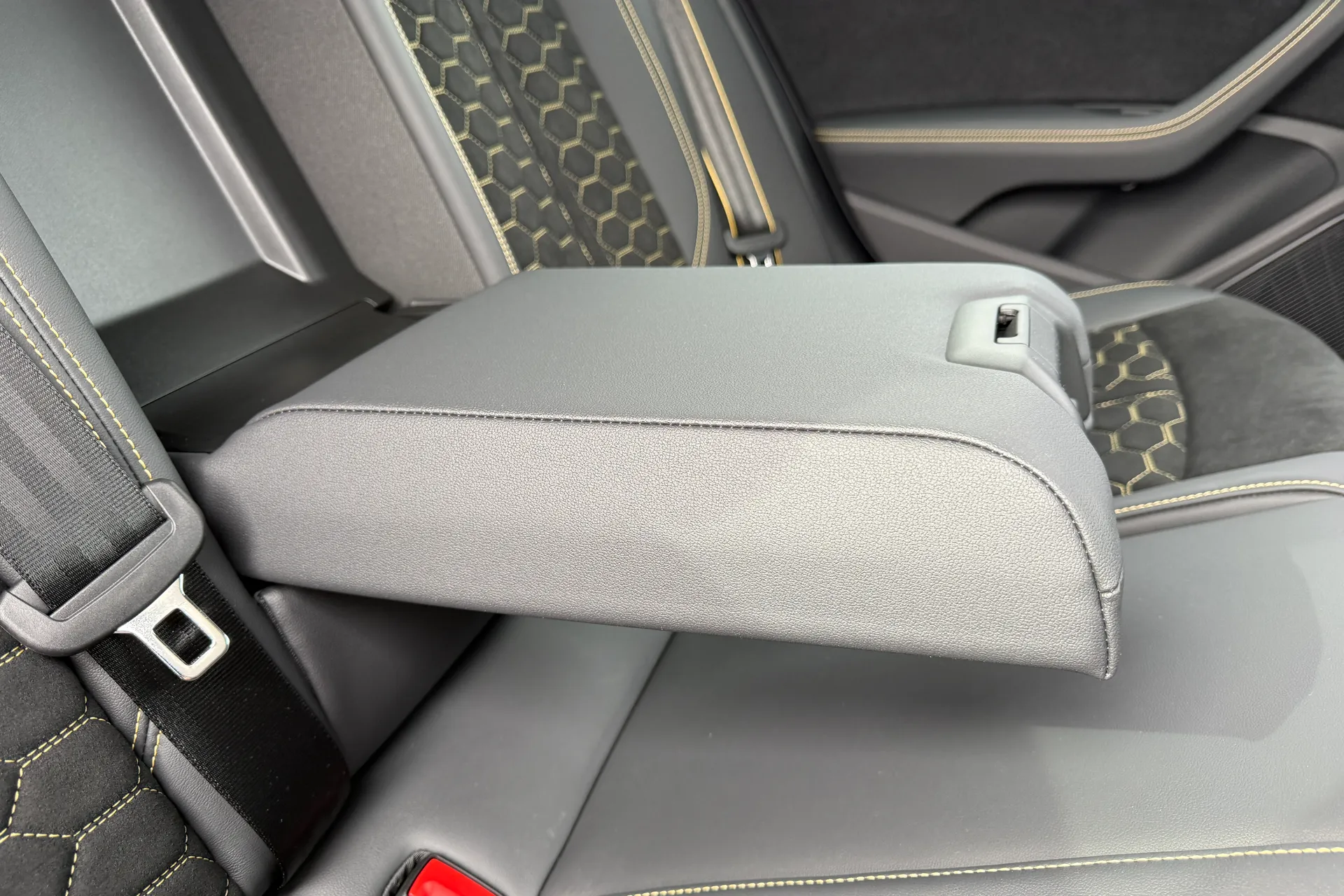 Audi RS4 thumbnail image number 52