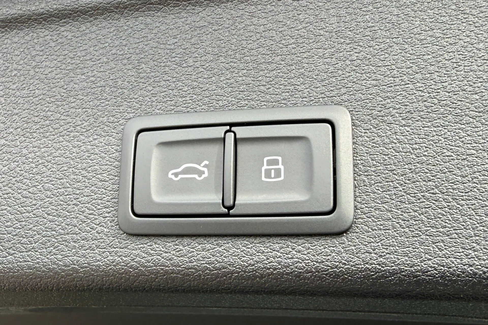 Audi RS4 thumbnail image number 43