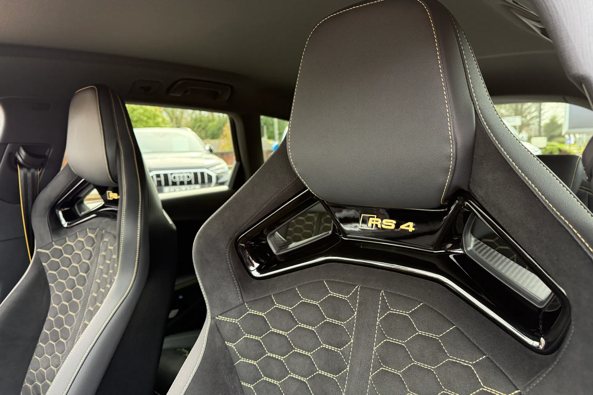 Audi RS4 thumbnail image number 37