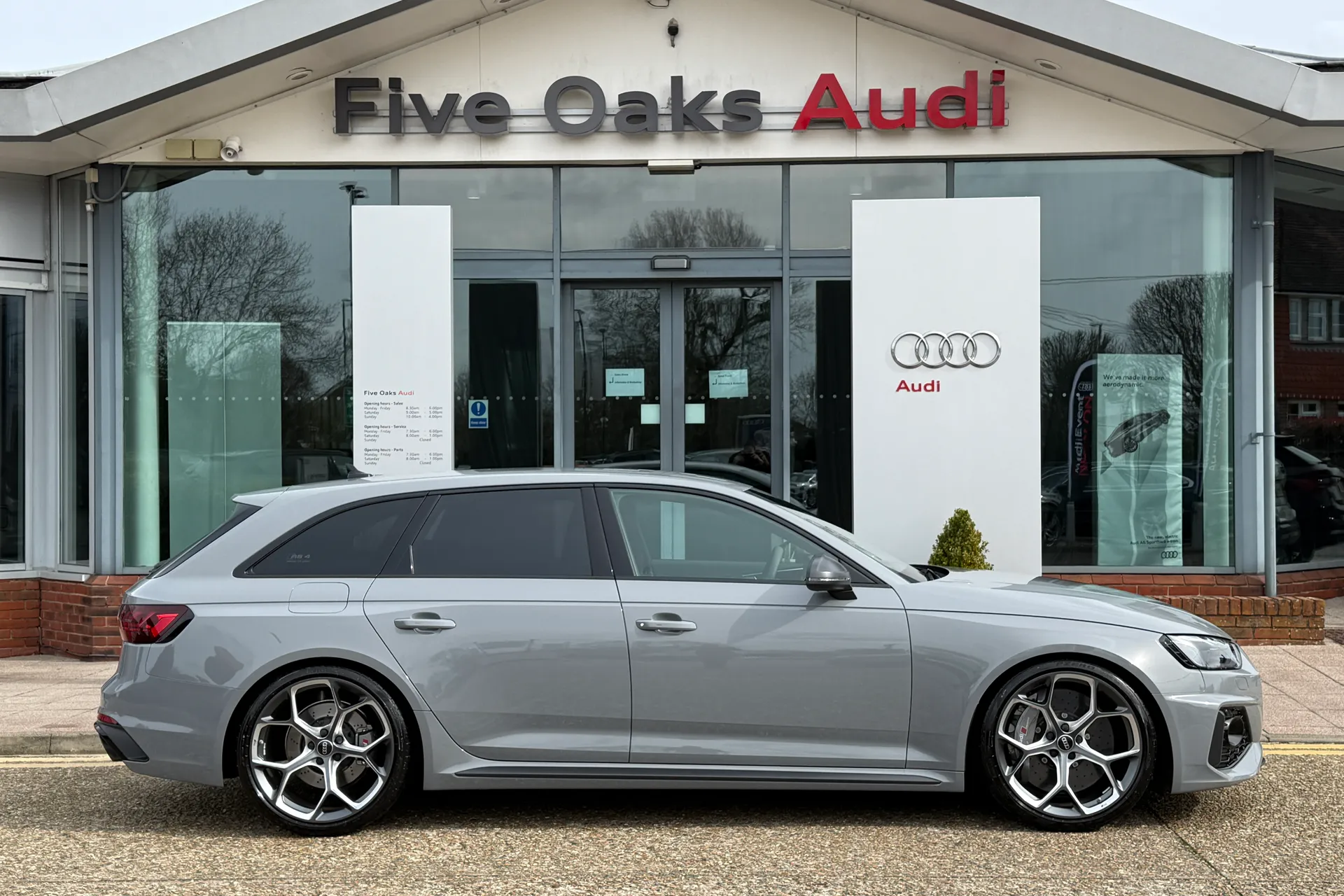 Audi RS4 thumbnail image number 2